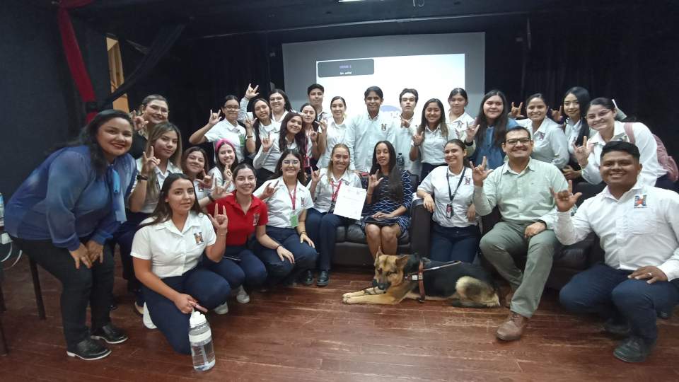 Inspira Haben Girma a estudiantes de Escuelas Normales y UPN en temas de accesibilidad